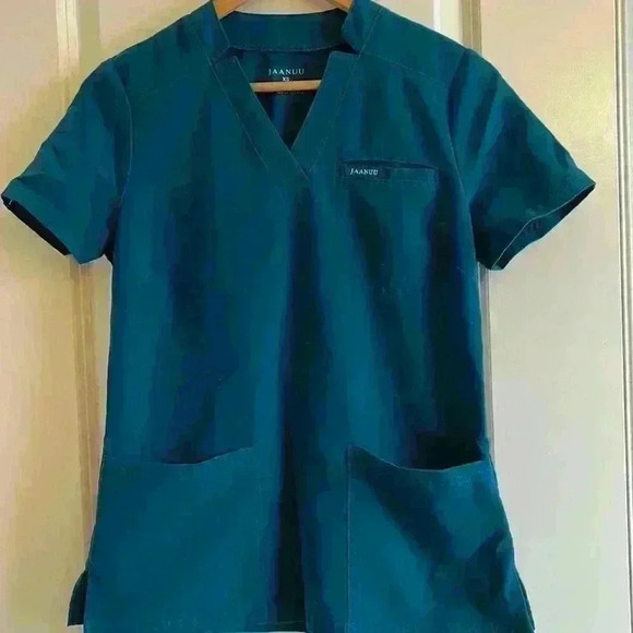 Jaanuu scrub top - Picture 1 of 3